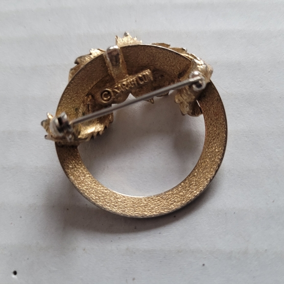 Sarah Coventry Signed Wreath/Leaf Broach Pin/Earrings Faux Pearl Leaf Gold Tone - Picture 5 of 9